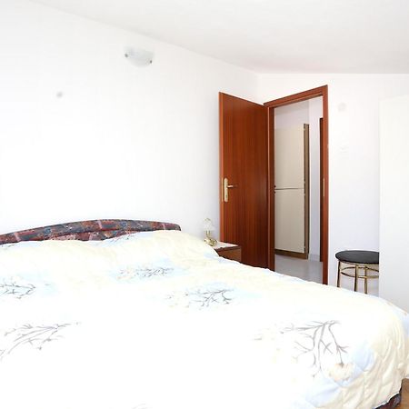 Family Friendly Seaside Apartments Razanj, Rogoznica - 10373 객실 사진