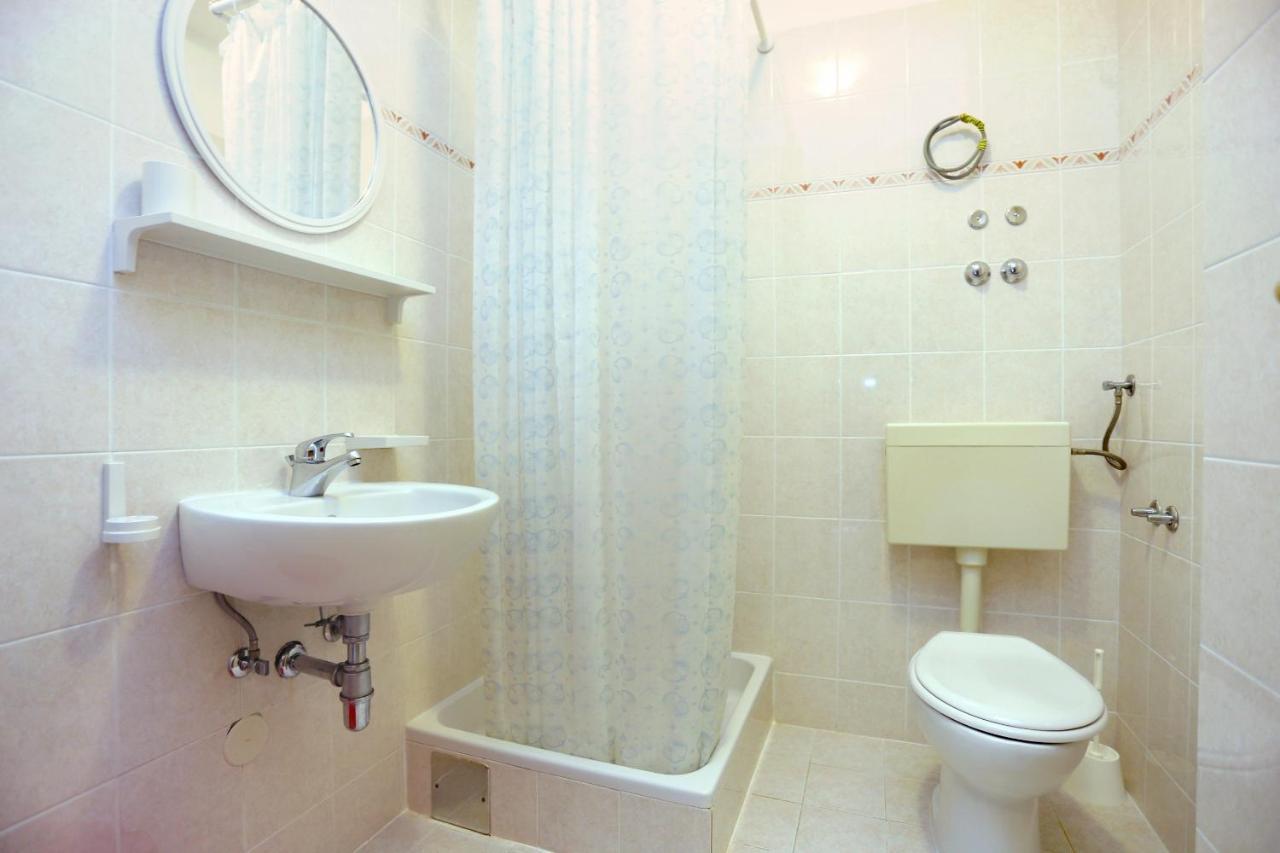 Family Friendly Seaside Apartments Razanj, Rogoznica - 10373 외부 사진