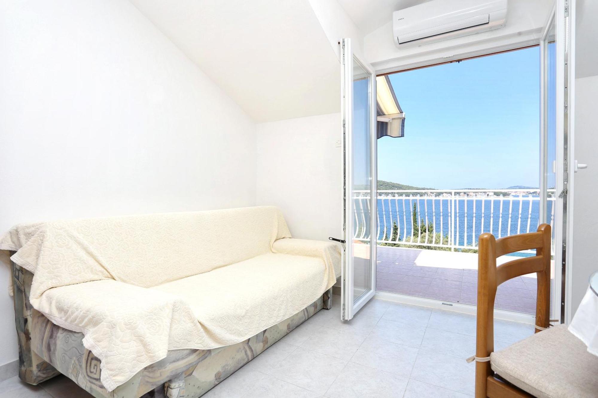 Family Friendly Seaside Apartments Razanj, Rogoznica - 10373 객실 사진